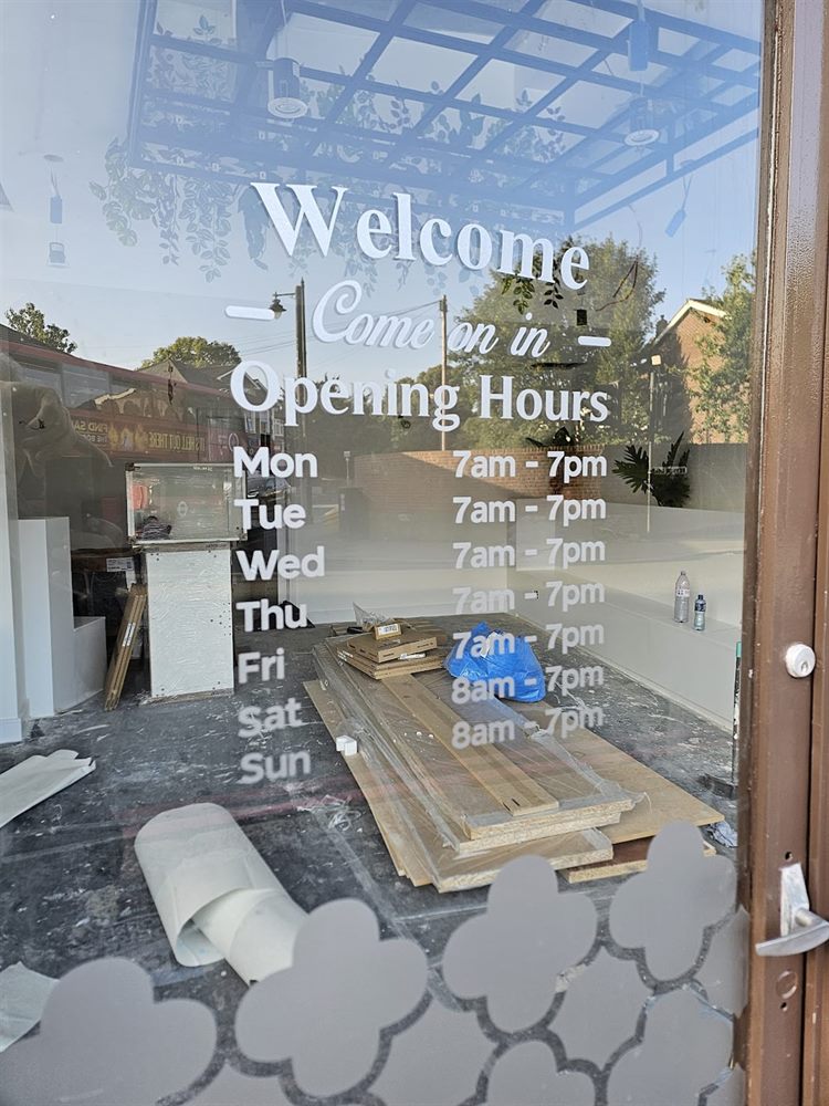 Opening-hours vinyl for glass entrance